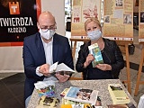 W kłodzkiej galerii stanął regał do wymiany książek [Foto]