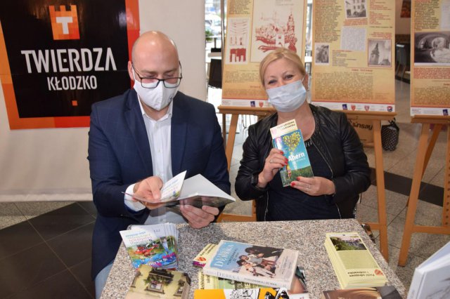 W kłodzkiej galerii stanął regał do wymiany książek [Foto]