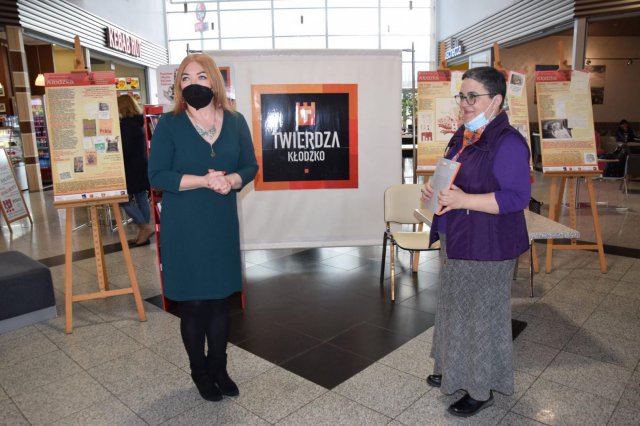 W kłodzkiej galerii stanął regał do wymiany książek [Foto]