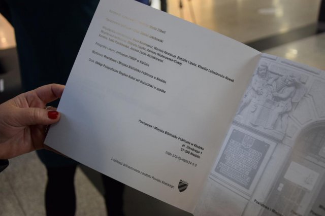 W kłodzkiej galerii stanął regał do wymiany książek [Foto]