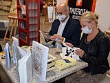 W kłodzkiej galerii stanął regał do wymiany książek [Foto]