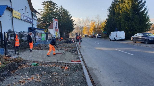 Trwa budowa nowego chodnika i ścieżki rowerowej w Polanicy-Zdroju