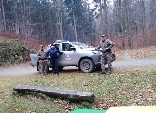 Policjanci z komendy Powiatowej w Kłodzku oraz funkcjonariusze Straży Leśnej wspólnie patrolowali lasy 