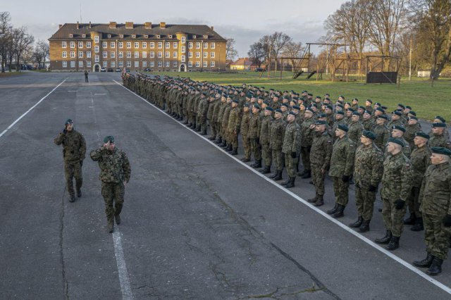 Wręczenie broni szeregowym elewom XI turnusu służby przygotowawczej
