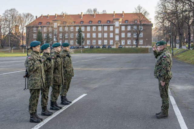 Wręczenie broni szeregowym elewom XI turnusu służby przygotowawczej