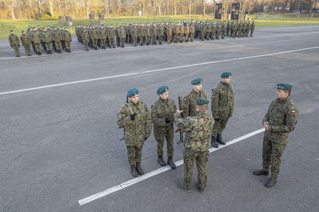 Wręczenie broni szeregowym elewom XI turnusu służby przygotowawczej