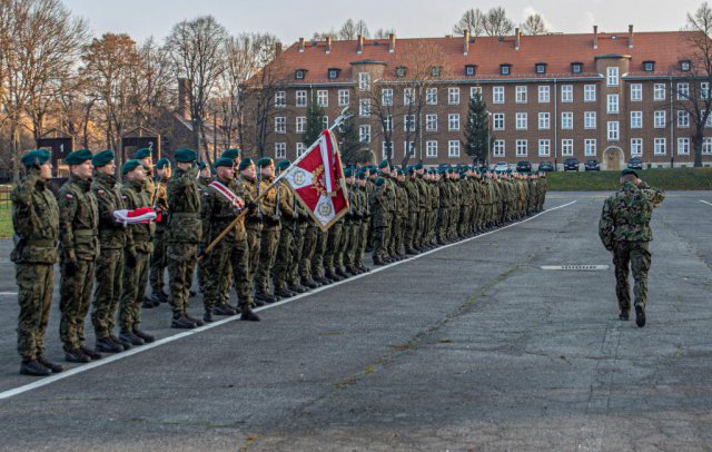 Wręczenie broni szeregowym elewom XI turnusu służby przygotowawczej