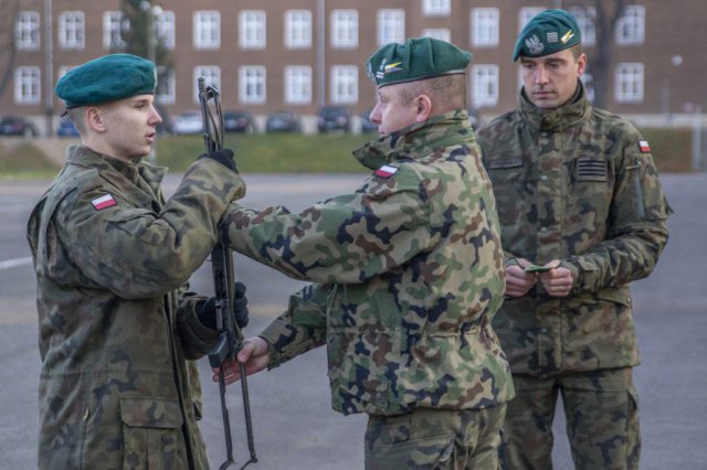 Wręczenie broni szeregowym elewom XI turnusu służby przygotowawczej