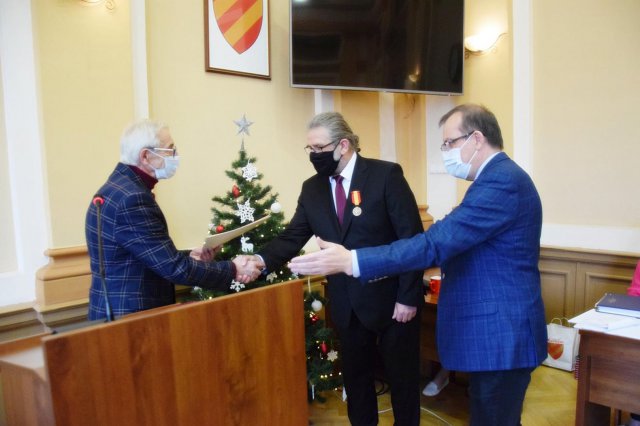 Zbigniew Piotrowicz z Odznaką Honorową Powiatu Kłodzkiego [Foto]