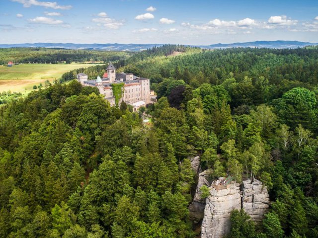 Zamek LEŚNA SKAŁA w Szczytnej zaprasza na Bal Sylwestrowy u Hrabiego Hochberga