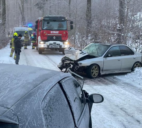 Czołowe zderzenie na drodze między Koszynem a Dzikowcem. 4 osoby poszkodowane 