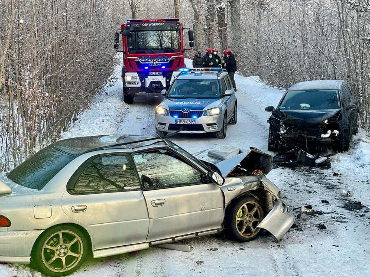 Czołowe zderzenie na drodze między Koszynem a Dzikowcem. 4 osoby poszkodowane 