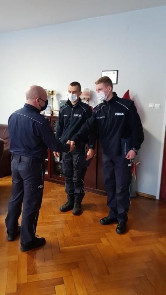 Wójt gminy Kłodzko spotkał się z policjantami, aby osobiście złożyć im gratulacje