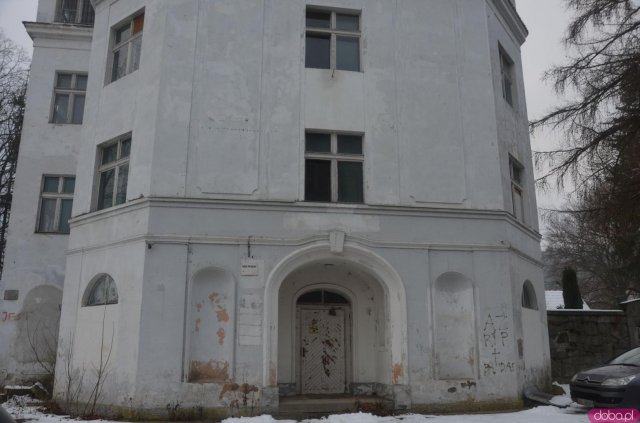 W Polanicy-Zdroju odsłonięto pamiątkową tablicę z okazji 70-lecia istnienia chirurgii plastycznej 