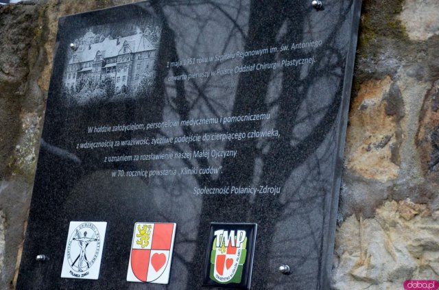 W Polanicy-Zdroju odsłonięto pamiątkową tablicę z okazji 70-lecia istnienia chirurgii plastycznej 