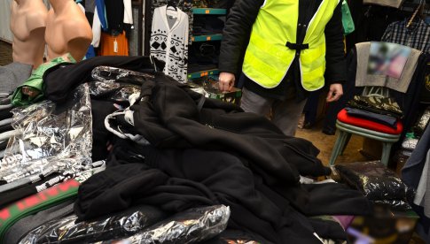 Na targowisku w Kudowie-Zdroju ujawniono podrabianą odzież