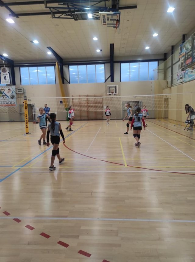 [FOTO] Świąteczne turnieje piłki nożnej i siatkówki dla dzieci i młodzieży w kłodzkim OSiRze