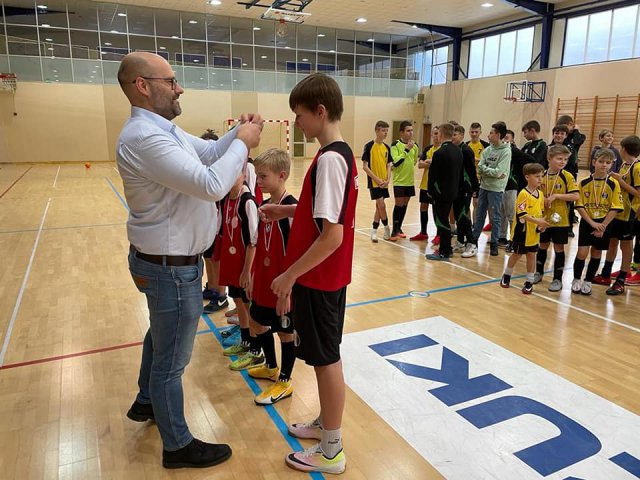 [FOTO] Świąteczne turnieje piłki nożnej i siatkówki dla dzieci i młodzieży w kłodzkim OSiRze