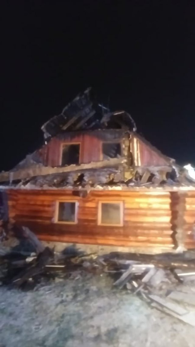 Pożar budynku w Lasówce. Działania gaśnicze trwały do późnych godzin nocnych 