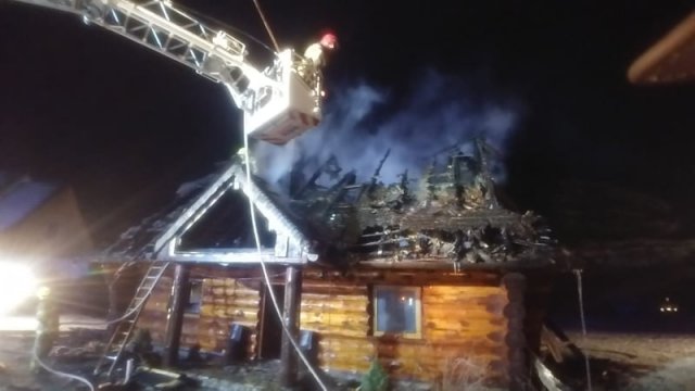 Pożar budynku w Lasówce. Działania gaśnicze trwały do późnych godzin nocnych 
