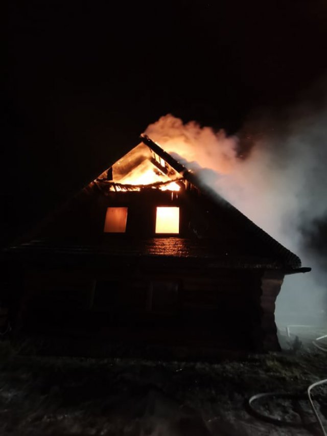 Pożar budynku w Lasówce. Działania gaśnicze trwały do późnych godzin nocnych 