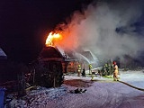 Pożar budynku w Lasówce. Działania gaśnicze trwały do późnych godzin nocnych 