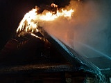 Pożar budynku w Lasówce. Działania gaśnicze trwały do późnych godzin nocnych 
