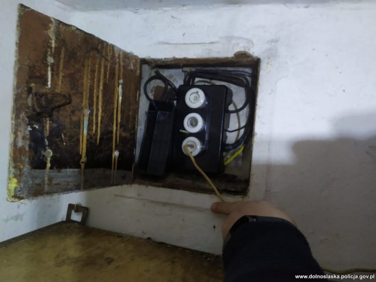 70-latek kradł prąd poprzez prowizoryczne i niebezpieczne podłączenie pomijające licznik 