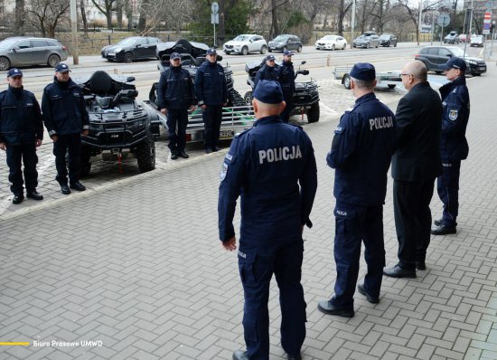 Quady i niezbędny sprzęt dla policji