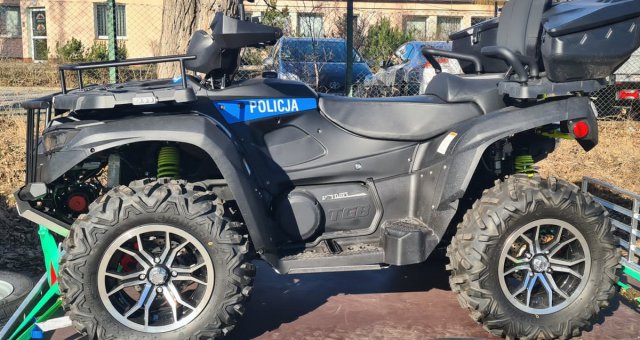 Policjanci z Komendy Powiatowej Policji w Kłodzku od dziś mają nowego quada. Docelowo pojazd będzie wykorzystywany w służbie przez funkcjonariuszy z Komisariatu Policji w Lądku-Zdroju, ale także przez pozostałe jednostki naszego garnizonu w różnych sytuac