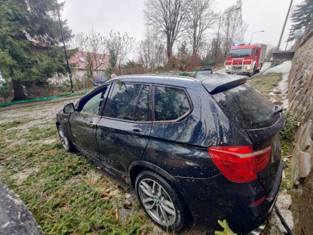 Zerwane poszycia dachowe, połamane drzewa i uszkodzone auta [Foto]