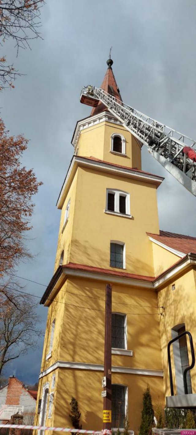 Zerwane poszycia dachowe, połamane drzewa i uszkodzone auta [Foto]