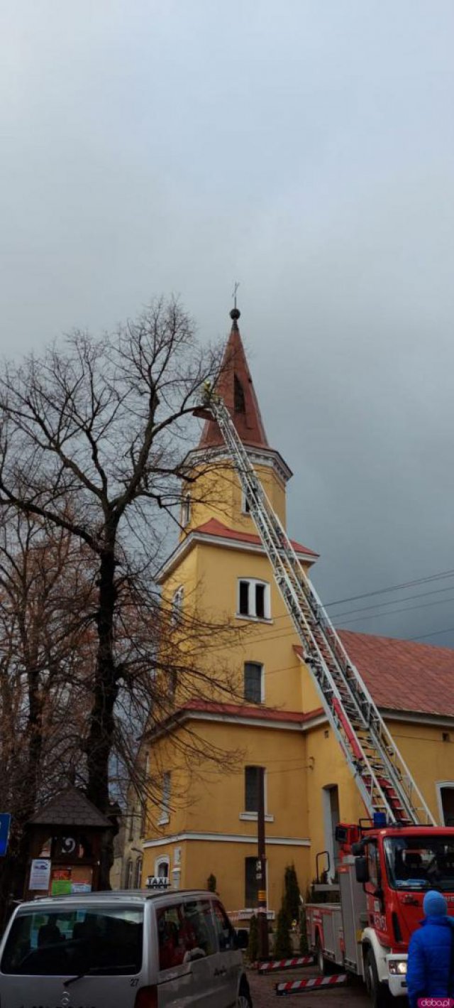 Zerwane poszycia dachowe, połamane drzewa i uszkodzone auta [Foto]