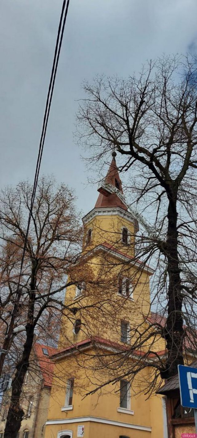 Zerwane poszycia dachowe, połamane drzewa i uszkodzone auta [Foto]