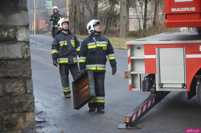 Zerwane poszycia dachowe, połamane drzewa i uszkodzone auta [Foto]