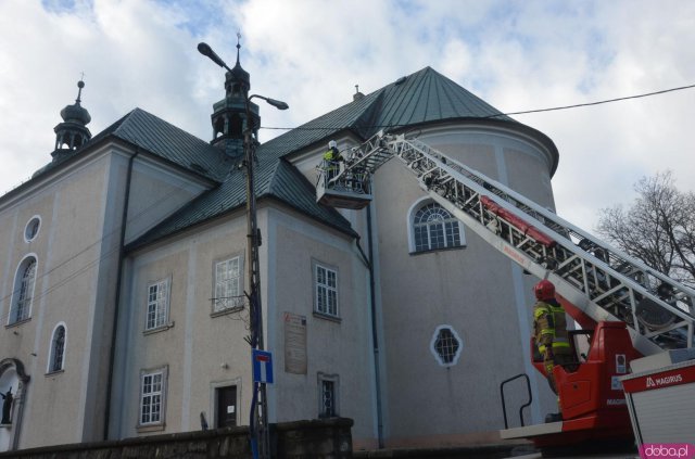 Zerwane poszycia dachowe, połamane drzewa i uszkodzone auta [Foto]