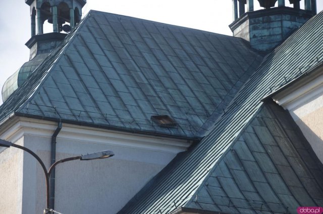 Zerwane poszycia dachowe, połamane drzewa i uszkodzone auta [Foto]