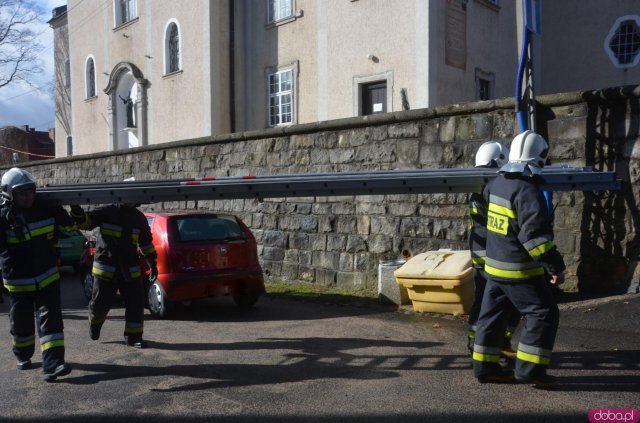 Zerwane poszycia dachowe, połamane drzewa i uszkodzone auta [Foto]