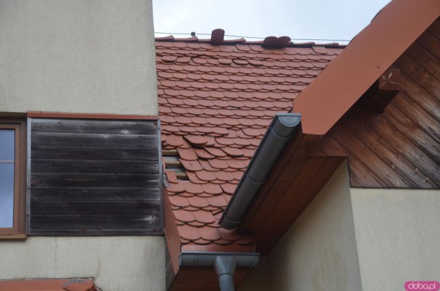 Zerwane poszycia dachowe, połamane drzewa i uszkodzone auta [Foto]