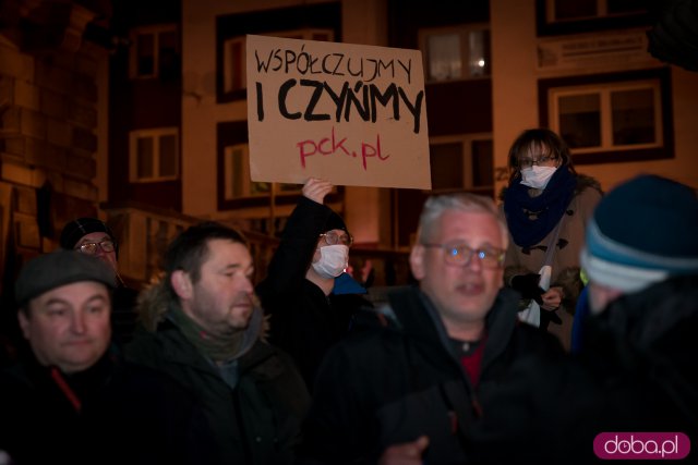 Kłodzko solidarne z Ukrainą. Pod kłodzkim ratuszu odbył się protest przeciwko wojnie [Foto]