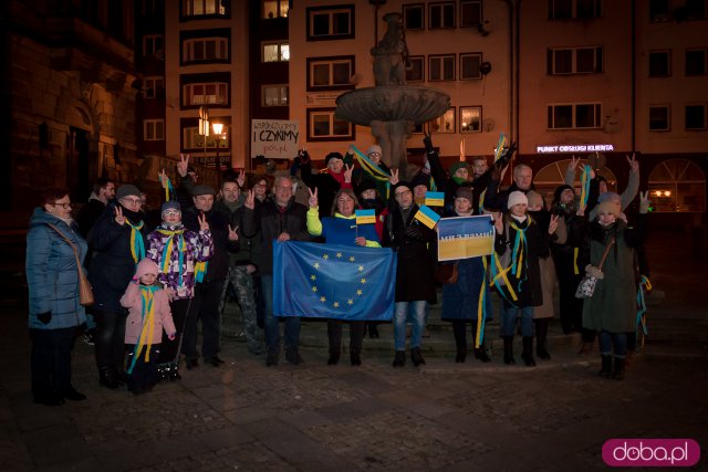 Kłodzko solidarne z Ukrainą. Pod kłodzkim ratuszu odbył się protest przeciwko wojnie [Foto]