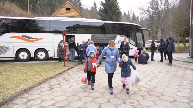 Dzieci z ukraińskich domów dziecka dotarły do Dusznik-Zdroju 