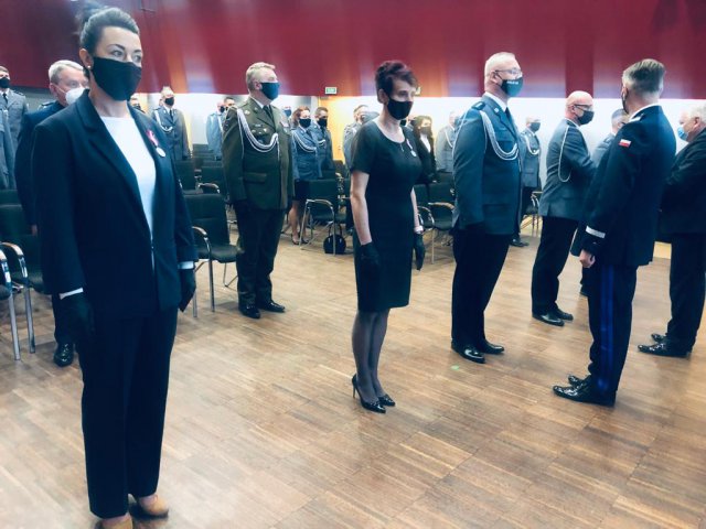 Pracownica cywilna Komendy Powiatowej Policji w Kłodzku odznaczona srebrnym medalem za długoletnią służbę-