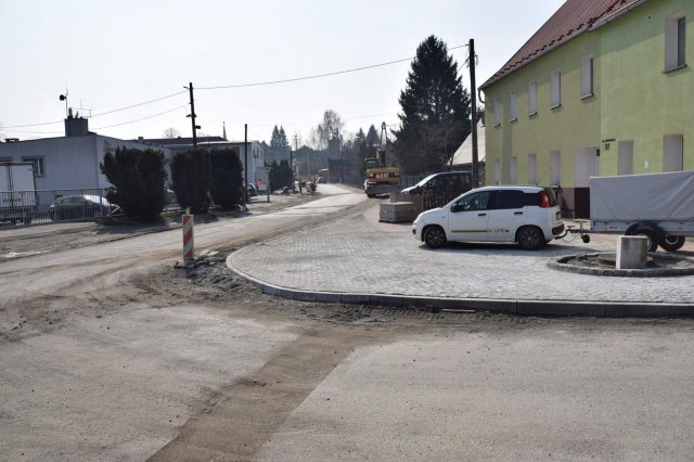 Trwają prace drogowe na ul. Półwiejskiej w Kłodzku [Foto]