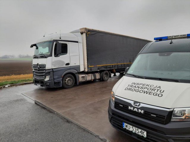 Pęknięta szyba, uszkodzona opona i niesprawny układ hamulcowy 