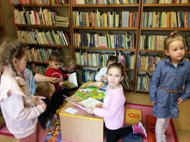 Wiosenny spacer po bibliotece