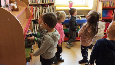 Wiosenny spacer po bibliotece