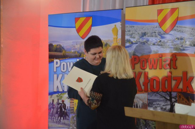 Uroczystość wręczenia nagród Starosty Kłodzkiego Róża Kłodzka 2021 [Foto]