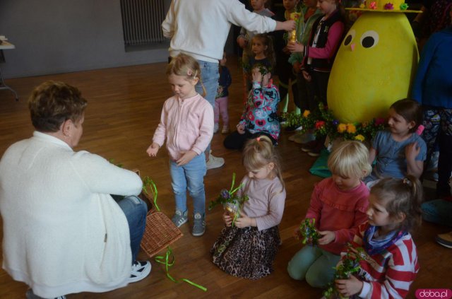 Szczytna: malowanie wielkanocnego jaja w MOK [Foto]