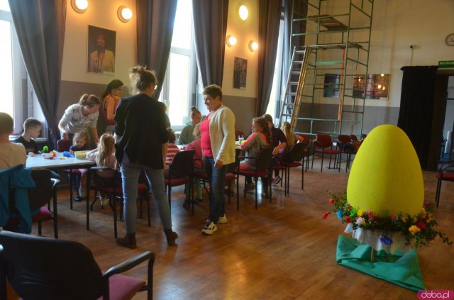 Szczytna: malowanie wielkanocnego jaja w MOK [Foto]